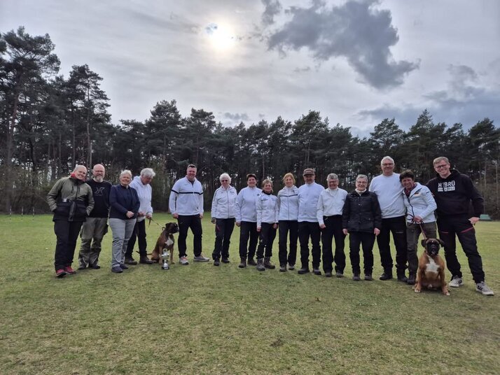 Die Teilnehmer-/ -innen der FCI-FH Quali Prüfung in der Gruppe Lengerich - LR-in Sabine Göhl - PL Mareike Loges  - FL Jürgen Niehues + Andree Niewöhner VLìn Babs Schweers